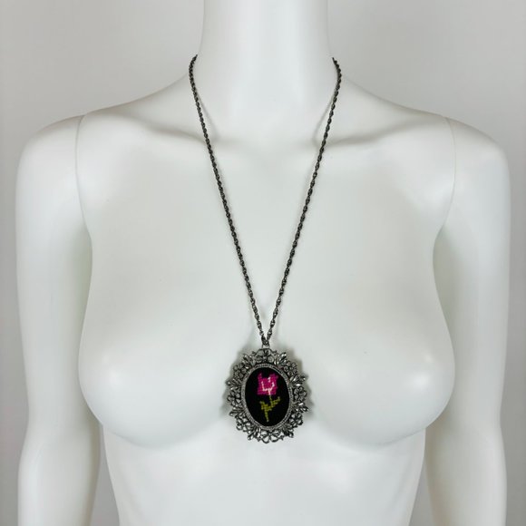 Vintage 70s Needlepoint Rose Necklace Silver Framed Costume Pendant - Picture 3 of 7